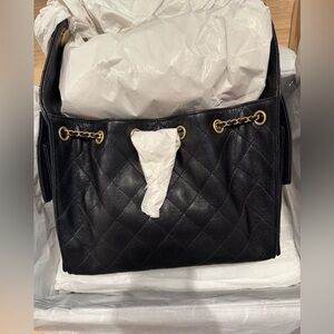 CHANEL Black Quilted Shoulder Bag with Gold Chain